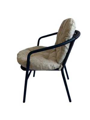 Кресло BISTRO с бежевой подушкой. Фото